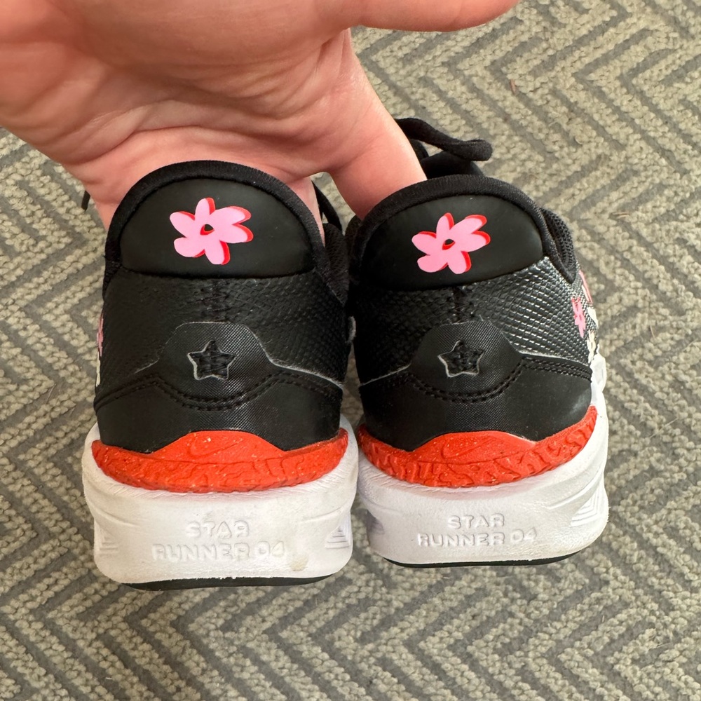 Nike Sneakers - EUC size 3.5 - Picture 2 of 5